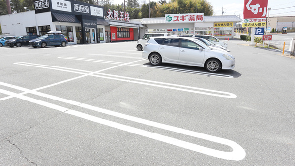 スギ薬局　学園前南店の駐車場