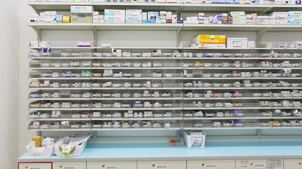 スギ薬局　和泉小田店の薬棚