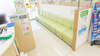 スギ薬局　和泉小田店の待合スペース