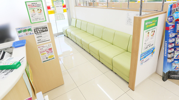 スギ薬局　和泉小田店の待合スペース