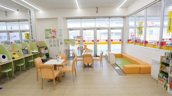 スギ薬局　和泉小田店の待合スペース