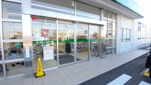 スギ薬局　森岡店の入口