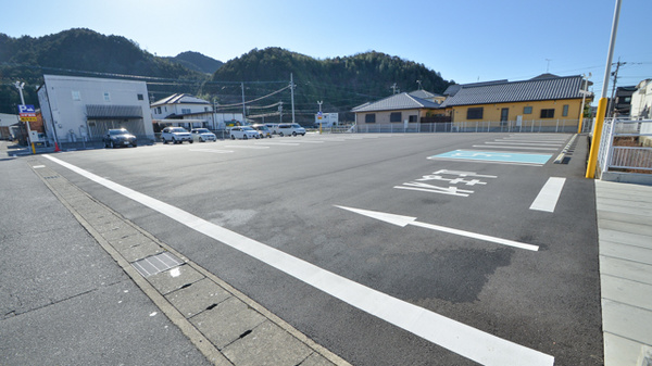 スギ薬局　粟野東店の駐車場