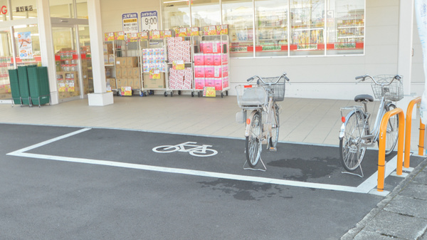スギ薬局　粟野東店の駐輪場