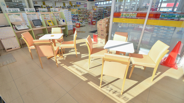 スギ薬局　粟野東店の待合スペース