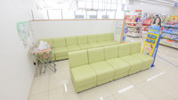 スギ薬局　幸田相見店の待合スペース