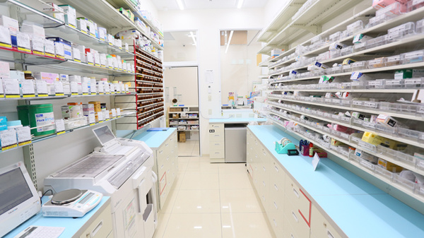 スギ薬局　森ノ宮店の調剤室