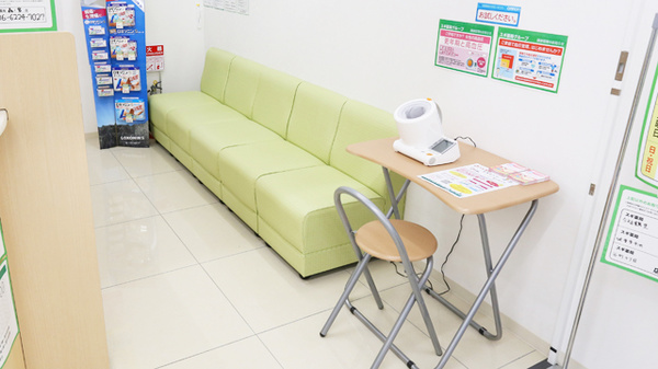 スギ薬局　森ノ宮店の待合スペース