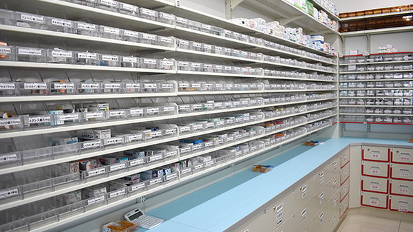 スギ薬局　彦根中央店の薬棚