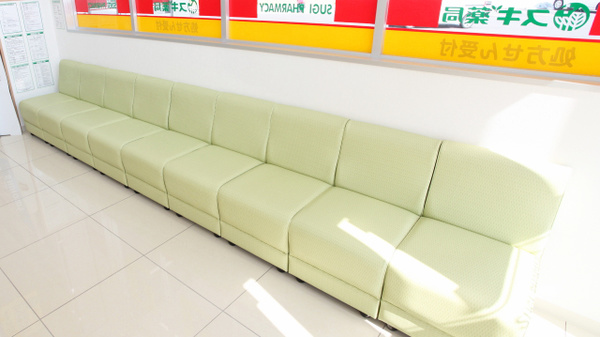 スギ薬局　白川台店の待合スペース