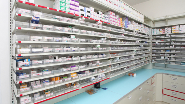 スギ薬局　白川台店の薬棚