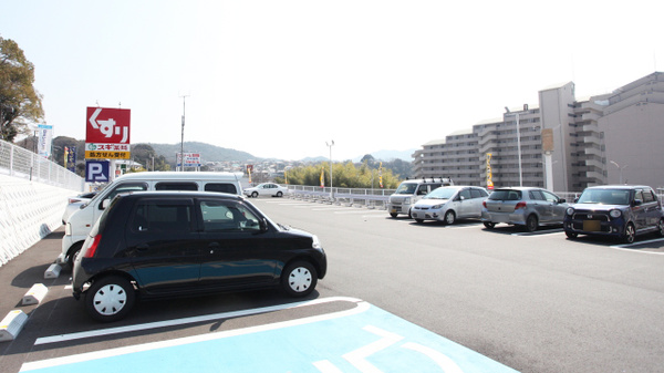 スギ薬局　白川台店の駐車場