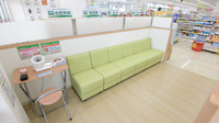 スギ薬局　鈴鹿寺家店の待合スペース