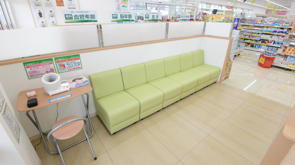 スギ薬局　鈴鹿寺家店の待合スペース