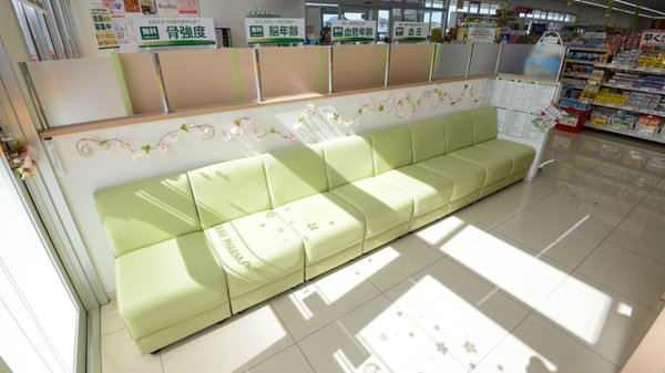 スギ薬局　玉垣店の待合スペース