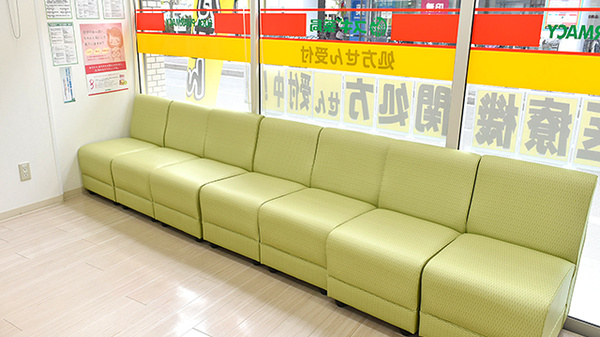 スギ薬局　行徳店の待合スペース