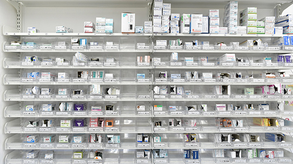スギ薬局　行徳店の薬棚