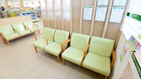 スギ薬局　箕面東店の待合スペース