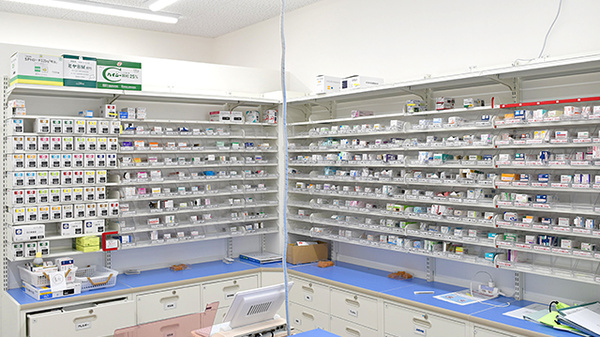 スギ薬局　平塚西店の薬棚