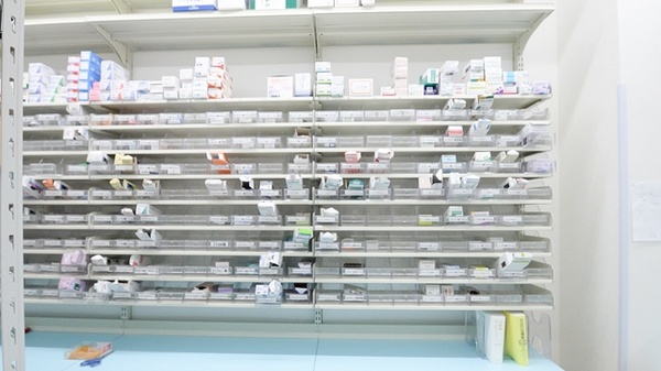 スギ薬局　柏原玉手店の薬棚