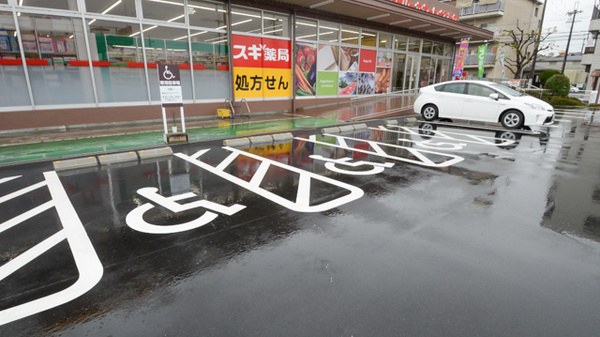スギ薬局　柏原玉手店の駐車場