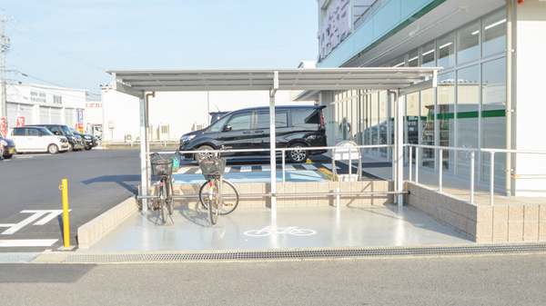 スギ薬局　西条店の駐輪場