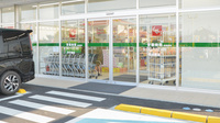 スギ薬局　西条店の入口