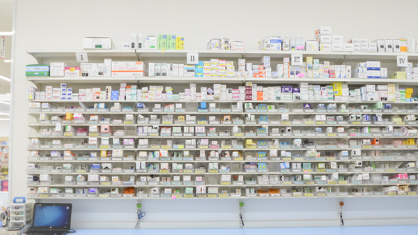 スギ薬局　西条店の薬棚