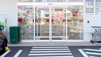 スギ薬局　梅坪店の入口