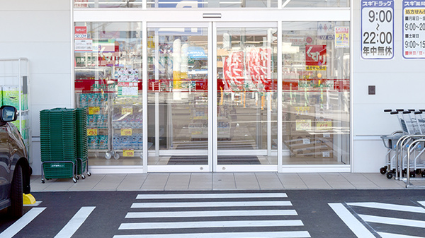 スギ薬局　梅坪店の入口