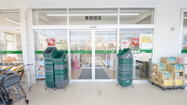 スギ薬局　東岩田店の入口