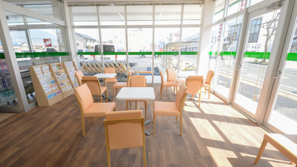 スギ薬局　東岩田店の待合スペース