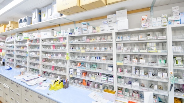 ライフォート　洛西薬局の薬棚