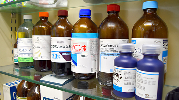 あんどう薬局の薬棚