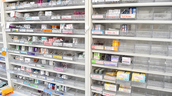 泉丘らいふ薬局の薬棚