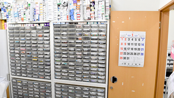 鈴木薬局　入間店の薬棚