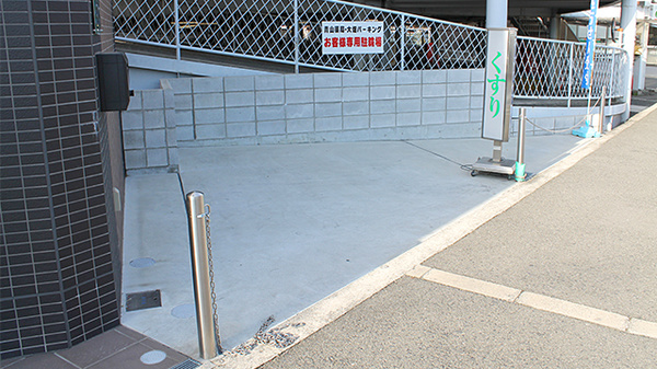 スズラン薬局　摂津富田店の駐車場