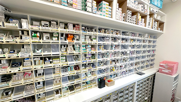 石川薬局沓谷店の薬棚
