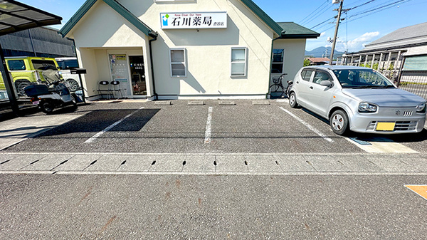石川薬局沓谷店の駐車場
