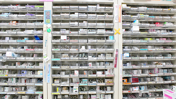 大正薬局の薬棚