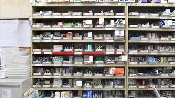国領北口薬局の薬棚