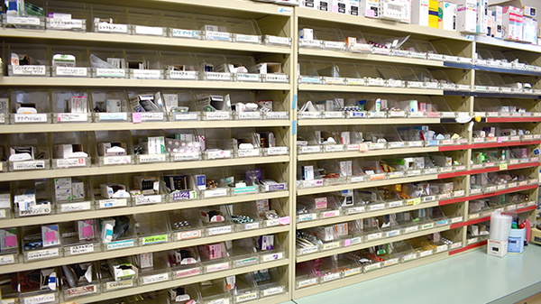 三共薬局新川町店の薬棚