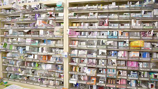 新町調剤薬局の薬棚