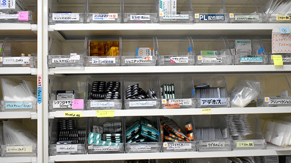 ひろき薬局東櫛原店の薬棚