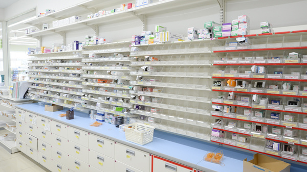 スギ薬局　福井田原町店の薬棚