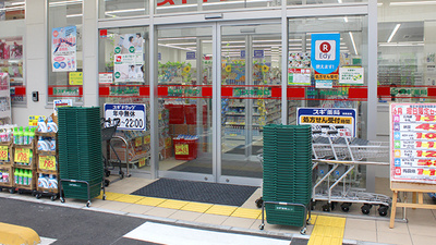 スギ薬局　国立中店の入口