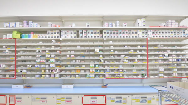 スギ薬局　針崎店の薬棚