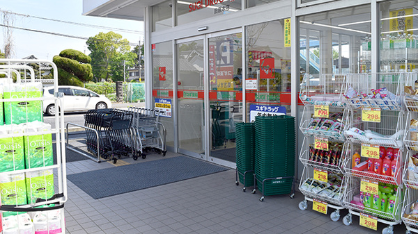スギ薬局　田原本店の入口