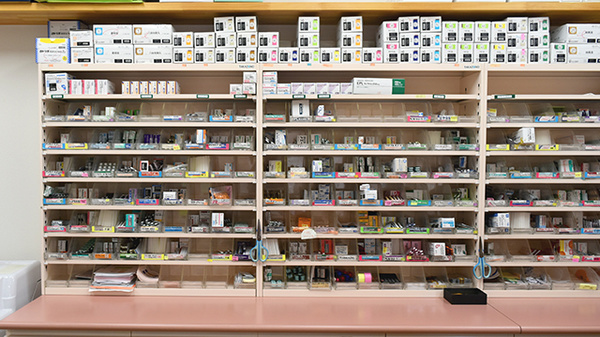 アイワ薬局みつるぎ店の薬棚