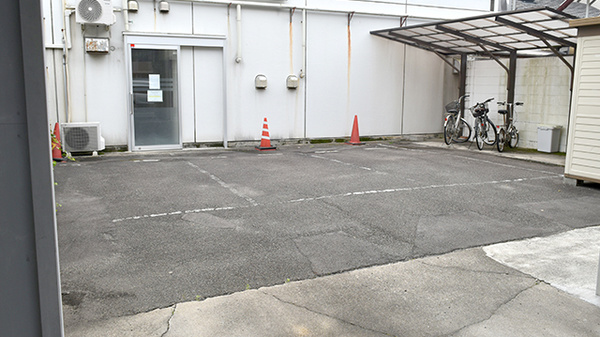 アイワ薬局みつるぎ店の駐車場